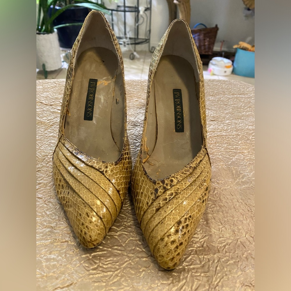 JW ROBINSONS LEATHER HIGH HEELS
